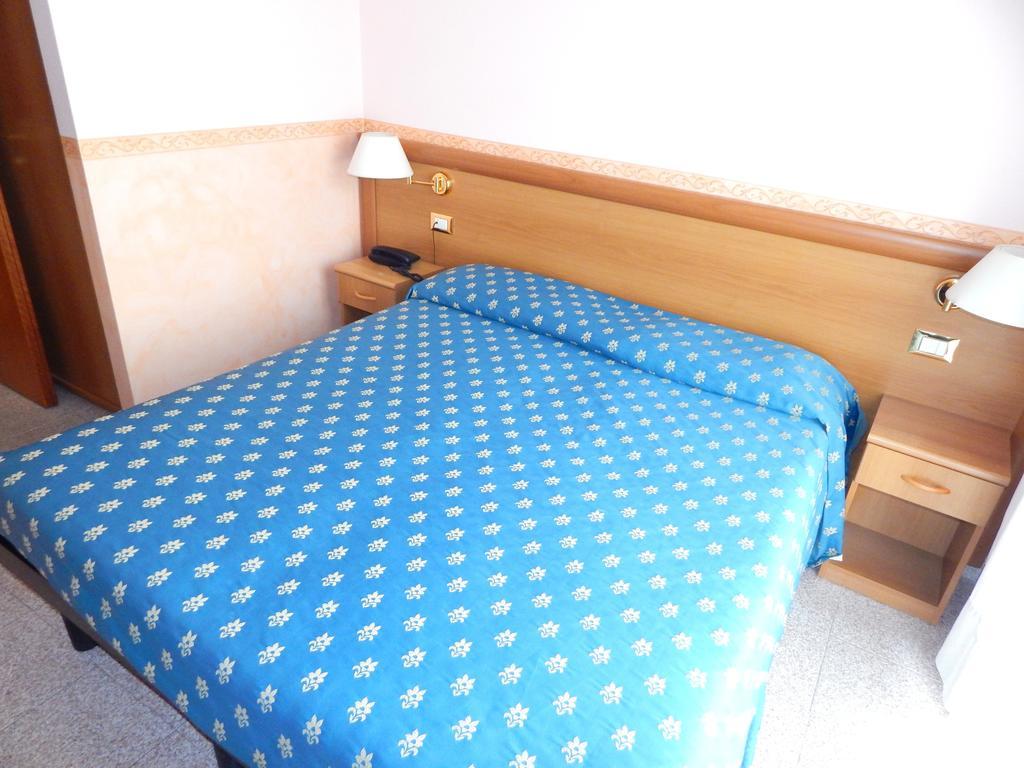 Hotel Torre Antica Loano Zimmer foto