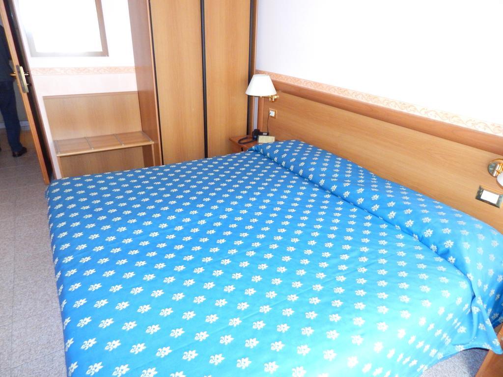 Hotel Torre Antica Loano Zimmer foto