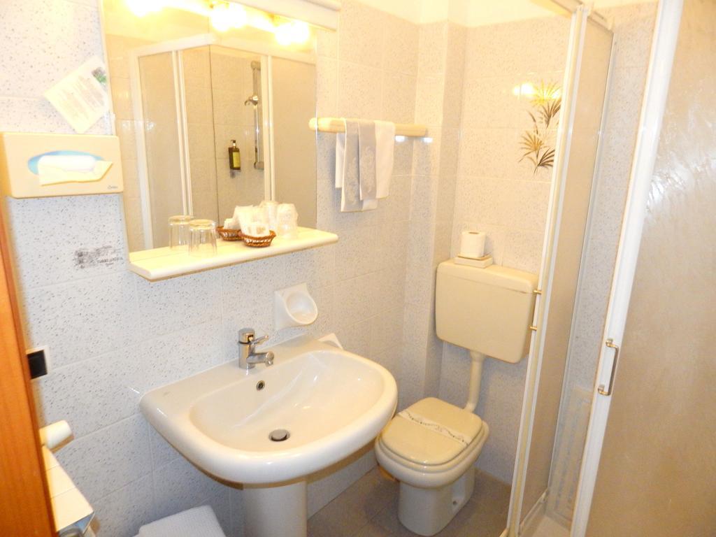 Hotel Torre Antica Loano Zimmer foto